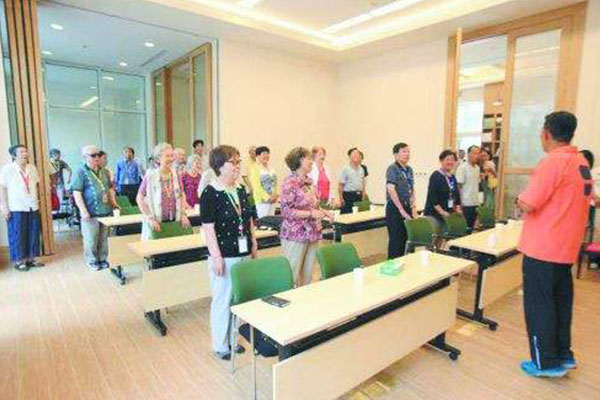 ����һ�w�C�Ɍ��F��������